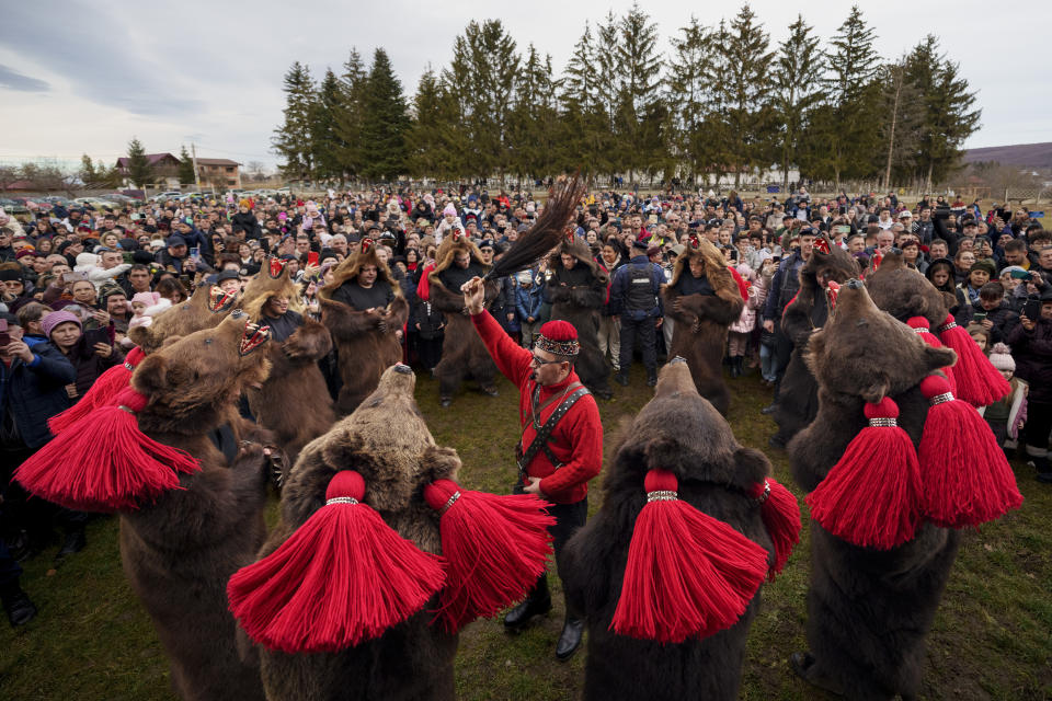 Miembros del grupo Sipoteni interpretan la tradicional danza del oso en Racova, en el norte de Rumanía, el 26 de diciembre de 2023. Hace siglos, quienes vivían en lo que ahora es el noreste de Rumanía se cubrían con pieles de oso y bailaban para ahuyentar a los malos espíritus. Esa costumbre es conocida hoy en día como el Festival del Baile del Oso, que cada diciembre atrae a multitud de turistas. (AP Foto/Vadim Ghirda)