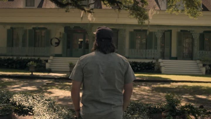 A man walks towards the haunted Myrtles Plantation in Files of the Unexplained.