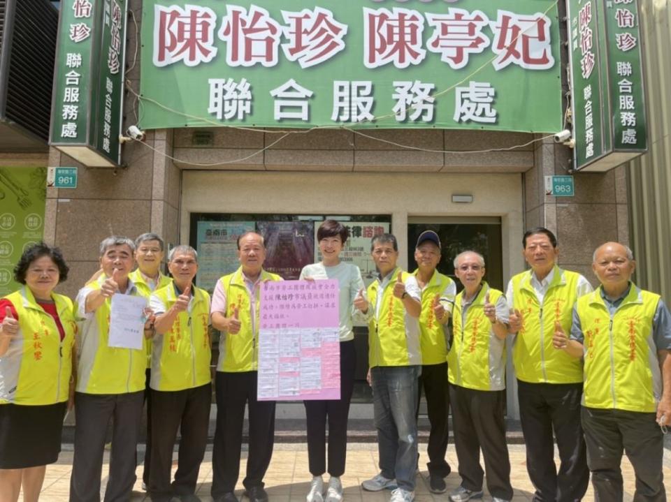 台南市總工會理事長陳水林率領理監事和幹部，表態力挺陳怡珍。（記者林雪娟攝）