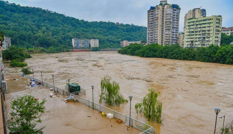 長江以來連日暴雨，重慶、貴州等地均出現嚴重洪水災情。（翻攝自人民日報推特）