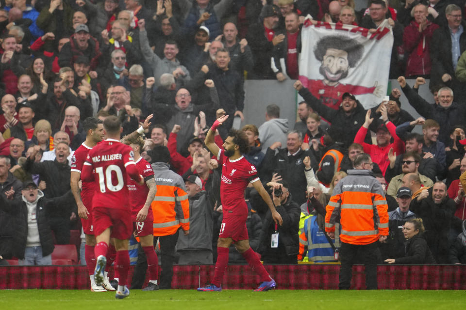 Mohamed Salah del Liverpool celebra tras anotar el segundo gol en el derbi de Merseyside ante el Everton en la Liga Premier el sábado 21 de octubre del 2021. (AP Foto/Jon Super)
