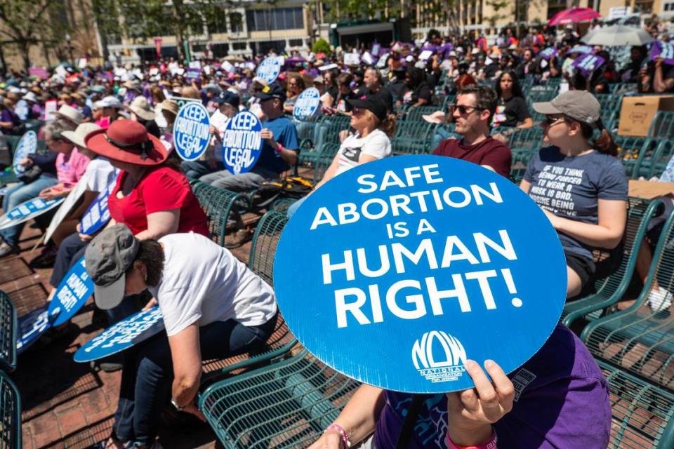 Arte de archivo: Activistas del derecho al aborto marchan y se manifiestan en apoyo de la campaña Yes On 4 en el downtown de Orlando, Florida, contra la prohibición después de las seis semanas, el 13 de abril de 2024. El 5 de noviembre, los electores de la Florida votarán si permiten el derecho al aborto en la Florida. (Willie J. Allen Jr./Orlando Sentinel/TNS)