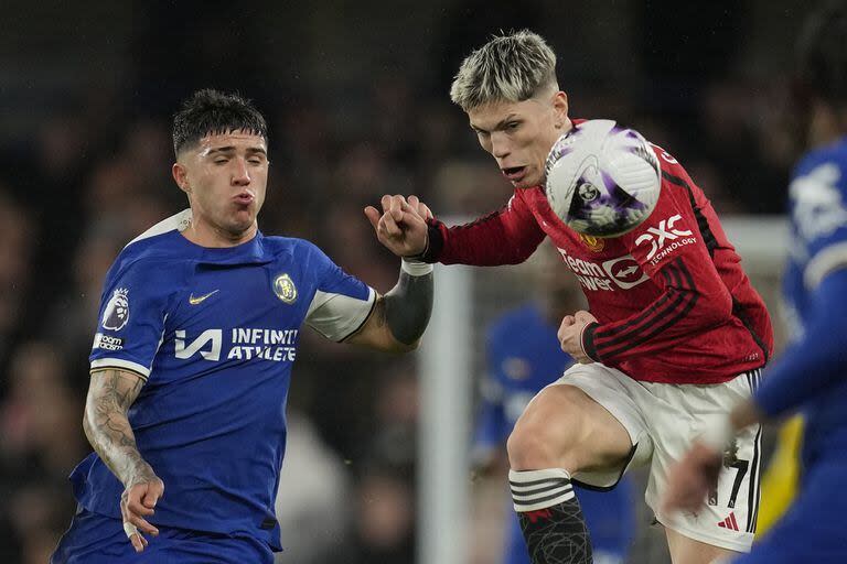 Enzo Fernández y Alejandro Garnacho, en disputa por la pelota en Chelsea - Manchester United en Stamford Bridge, por la Premier League.