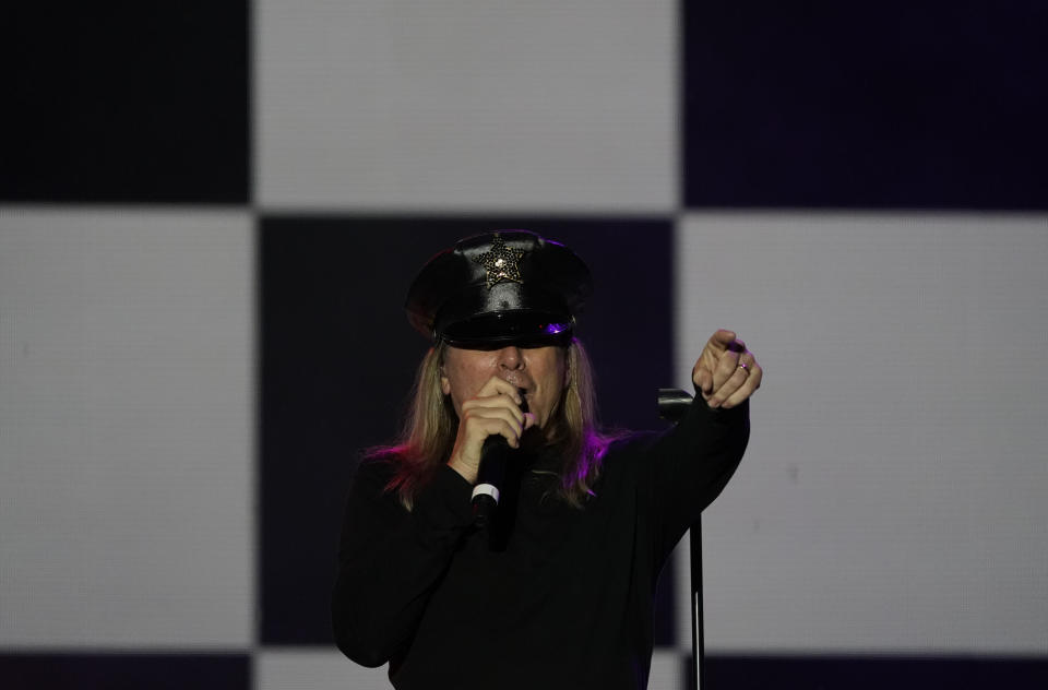 Robin Zander de la banda estadounidense Cheap Trick durante su presentación en el festival Corona Capital en la Ciudad de México el sábado 20 de noviembre de 2021. El Corona Capital es el primer festival masivo que se realiza en la Ciudad de México desde el cierre por la pandemia de COVID-19 en 2020. (Foto AP/Eduardo Verdugo)