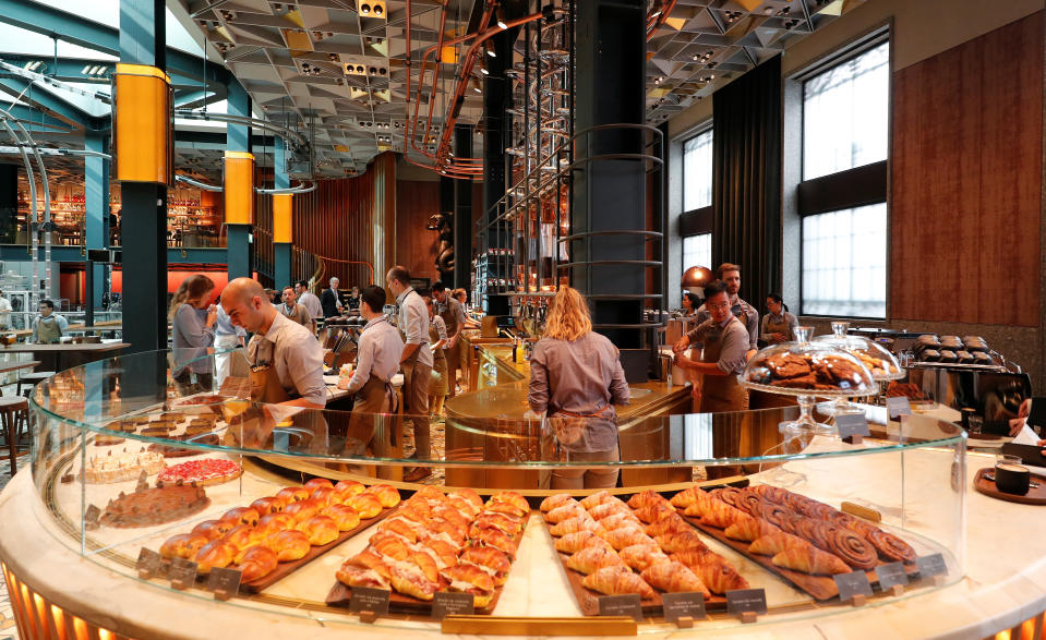 Starbucks no tiene por el momento intención de inaugurar más establecimientos de este tipo, por lo que para disfrutar de los Reserve Roasteries habrá que viajar a alguna de las únicas seis ciudades del mundo en las que los podemos encontrar. (Foto: Stefano Rellandini / Reuters).