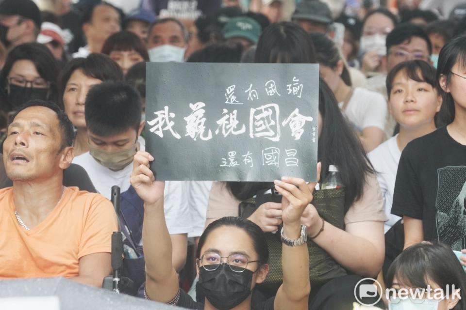  一位民眾高舉「我藐視國會」的手舉牌抗議國民黨和民眾黨欲強行通過國會擴權法案。 圖：張良一/攝 