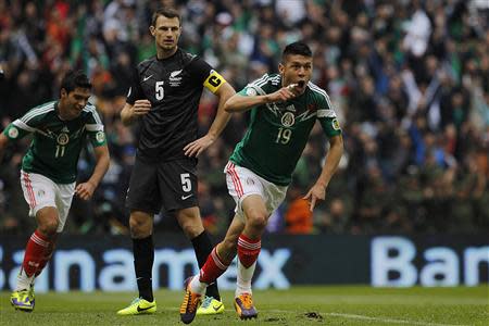 Mexico's Oribe Peralta (R) celebrates a goal during their 2014 World Cup qualifying playoff first leg soccer match against New Zealand at Azteca stadium in Mexico City November 13, 2013. REUTERS/Edgard Garrido