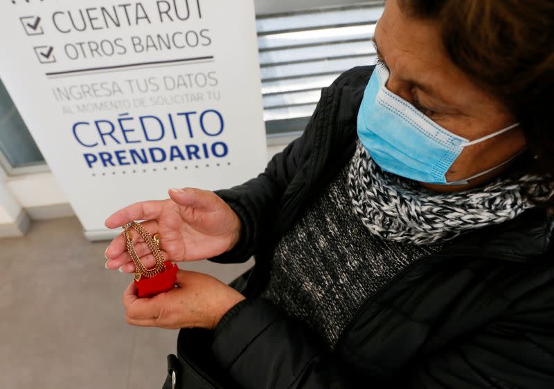 Lorena Rodríguez, de 47 años, quien trabajaba en el sector informal como niñera, muestra un brazalete de oro antes de empeñarlo en una casa de empeño estatal, durante la pandemia de la enfermedad del coronavirus (COVID-19), en Quilpué, Chile