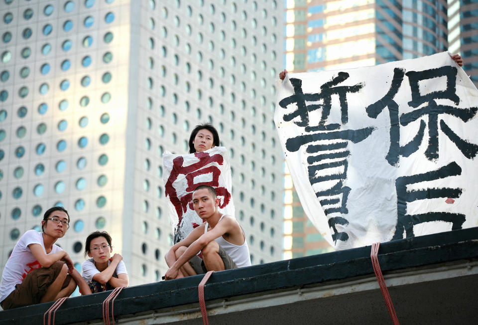 示威者舉起橫額，表達對保育皇后碼頭的決心。(SAMANTHA SIN/AFP via Getty Images)