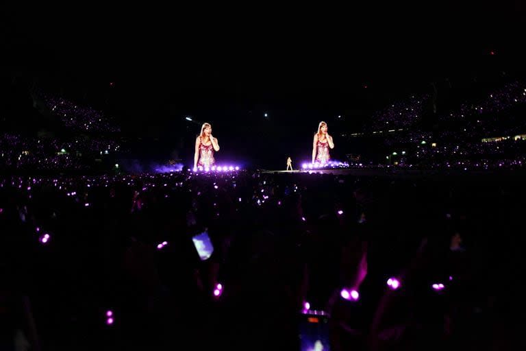 Un mar de cabezas y de celulares siguiendo cada detalle del show de Taylor Swift 