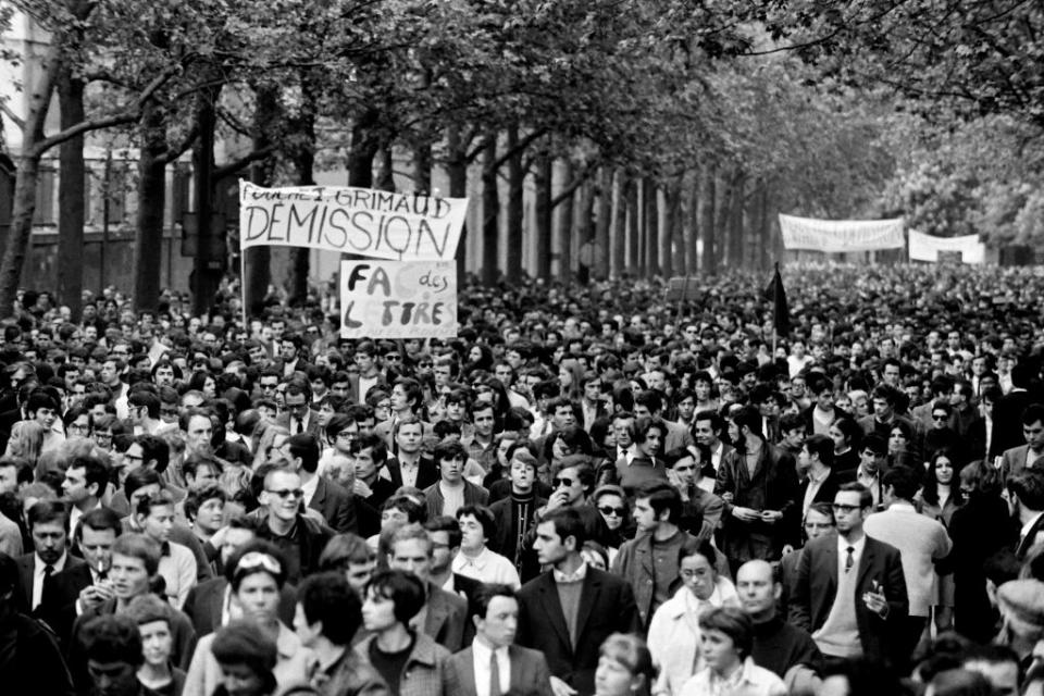 Miles de personas salieron a las calles en Francia en mayo de 1968 para apoyar a los estudiantes y participar en una huelga general que paralizó al país. (Foto: Getty).