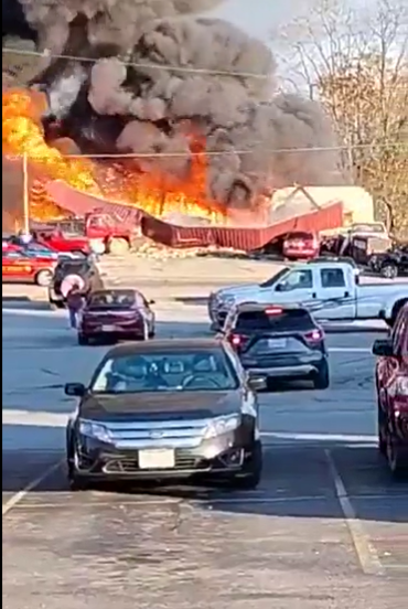 <strong>美國一間汽車保養廠突然爆炸起火，釀3死1傷。（圖／翻攝自X）</strong>