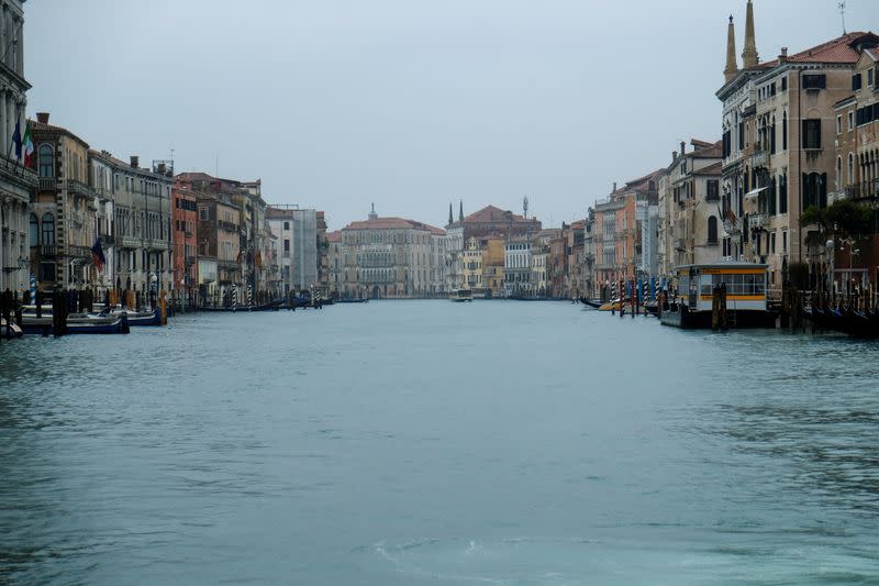 FOTO DE ARCHIVO: Un canal vacío después de que la propagación del coronavirus causara una disminución en el número de turistas en Venecia