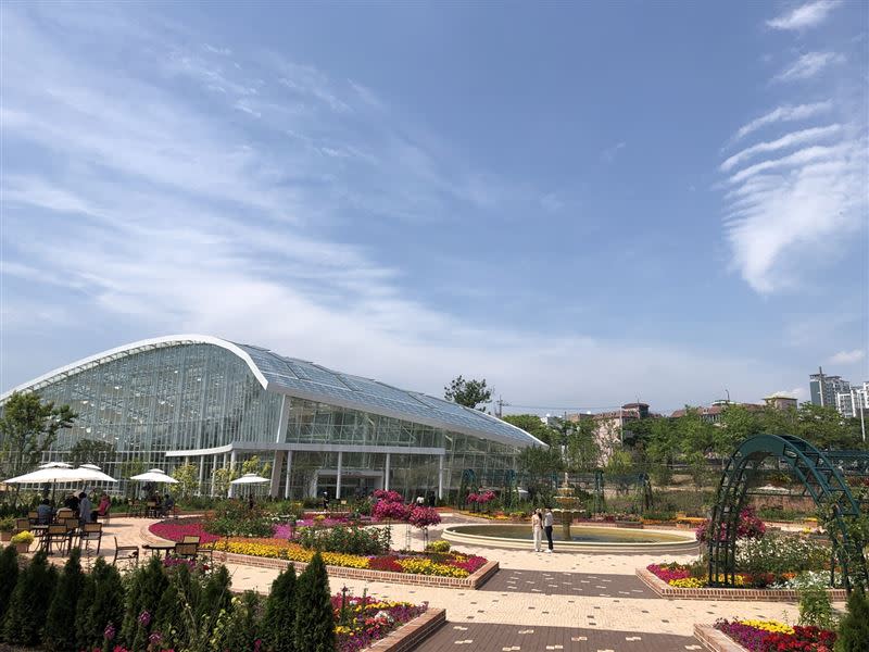 韓國京畿道日月樹木園，擁有多樣東西洋植物，加上玻璃溫室外型，環境優美，吸引許多電影、電視劇、綜藝節目等前來取景拍攝。（圖／飯店旅宿業者提供）