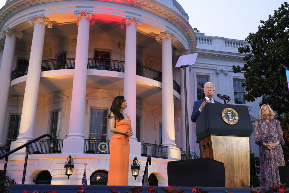 El presidente Joe Biden, con la primera dama Jill Biden y Eva Longoria, habla antes de la proyección de la película "Flamin' Hot", el jueves 15 de junio de 2023, en el Jardín Sur de la Casa Blanca en Washington. (Foto AP/Jacquelyn Martin)