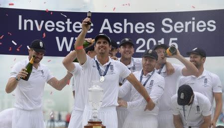 Cricket - England v Australia - Investec Ashes Test Series Fifth Test - Kia Oval - 23/8/15 England celebrate winning the Ashes with the urn Reuters / Philip Brown Livepic