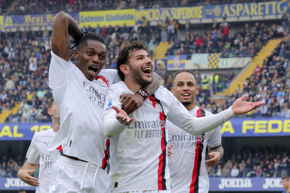 Theo Hernandez del AC Milan celebra con sus compañeros tras anotar el primer gol en el encuentro ante el Hellas Verona en la Serie A el domingo 17 de marzo del 2024. (Paola Garbuio/LaPresse via AP)