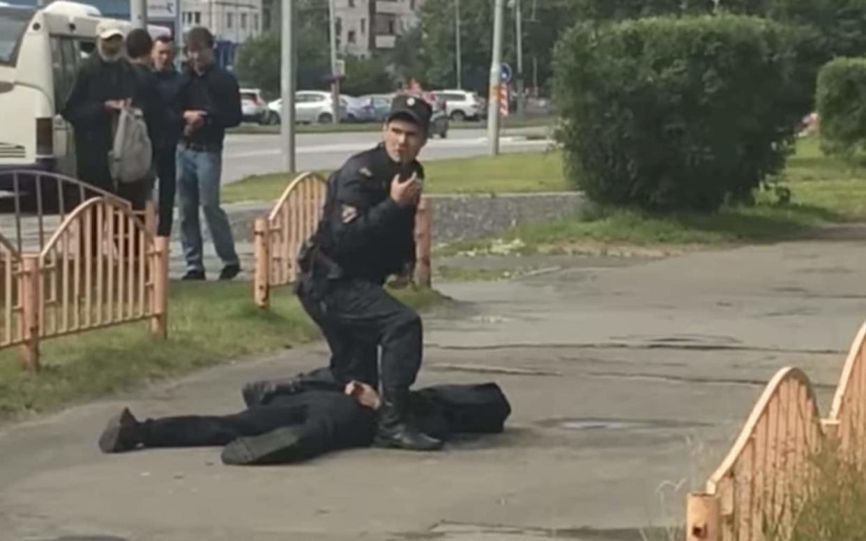 A man armed with a knife has attacked pedestrians in the Russian city of Surgut - Вася Аллибабаевич/Youtube