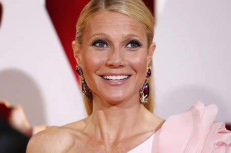 Actress Gwyneth Paltrow, wearing a custom Ralph & Russo pink one sleeve gown with a giant flower on the shoulder, arrives at the 87th Academy Awards in Hollywood, California February 22, 2015. REUTERS/Lucas Jackson