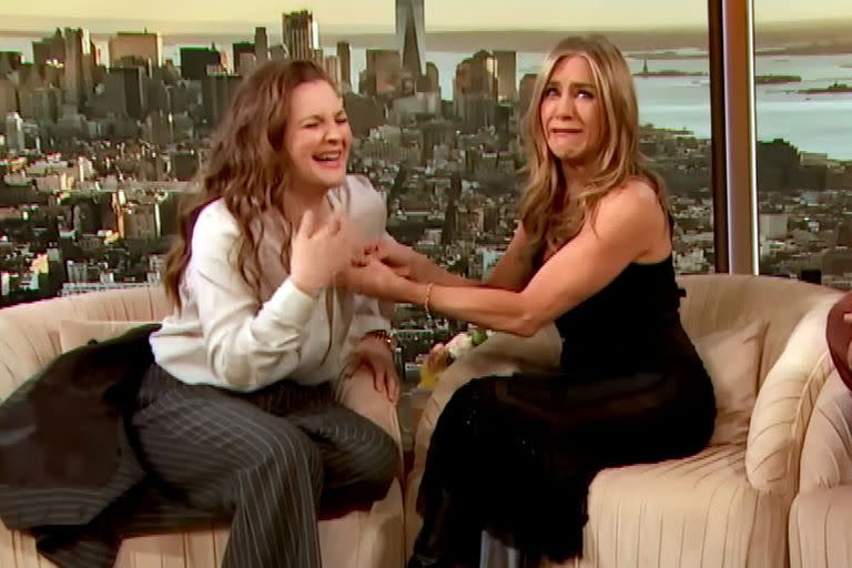 Drew Barrymore sufrió su primer sofoco en cámara y buscó la complicidad de Jennifer Aniston: “¡Tengo tango calor!”