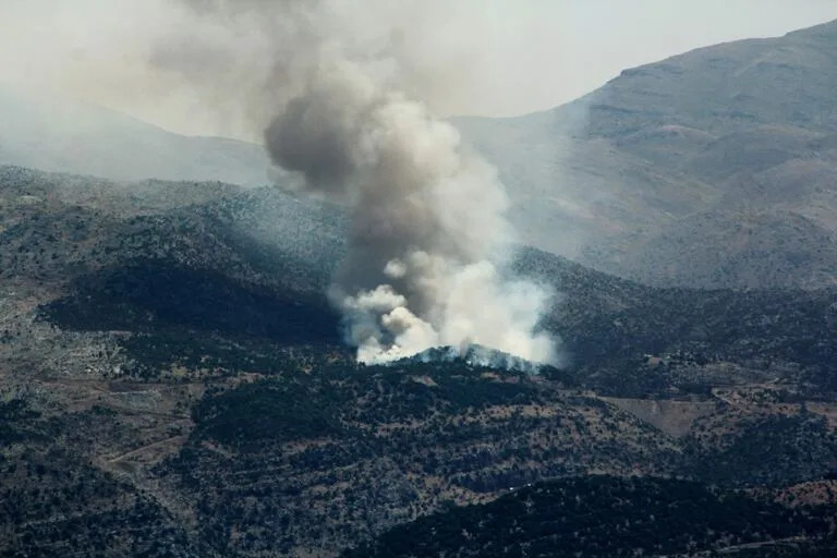 El humo surge de los incendios forestales cerca de la aldea de Shebaa, en el sur del Líbano, cerca de la frontera norte de Israel, tras el derribo de un dron por parte del ejército israelí el 4 de julio de 2024, en medio de los enfrentamientos transfronterizos en curso entre las tropas israelíes y Hezbolá. luchadores.