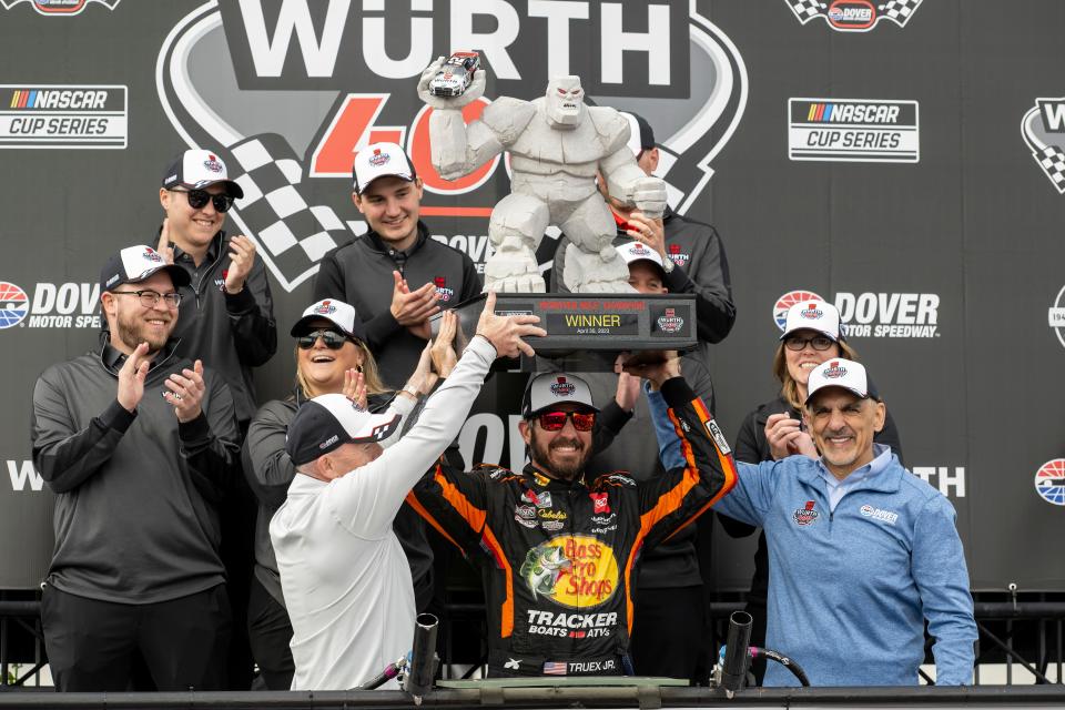 Ha pasado un tiempo, pero Martin Truex está levantando hardware nuevamente en Victory Lane.