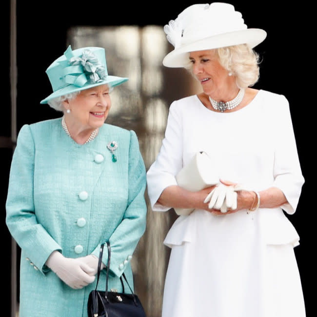 Reina consorte Camilla vestirá la túnica de coronación de la reina Isabel credit:Bang Showbiz