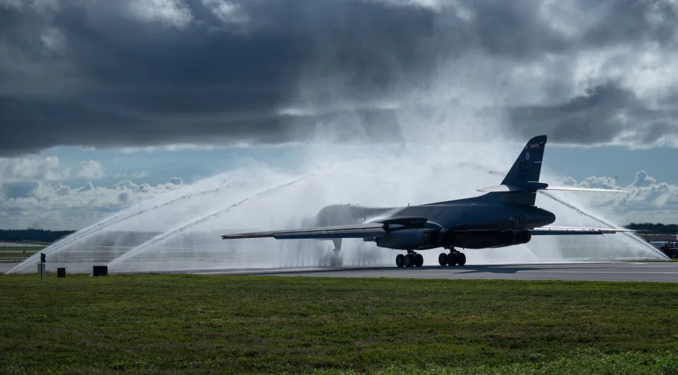 Chiếc B-1B Lancer của Lực lượng Không quân Hoa Kỳ thuộc Phi đội ném bom viễn chinh số 37 được tắm chim tại Căn cứ không quân Andersen, Guam, ngày 3 tháng 6 năm 2024, để hỗ trợ cho nhiệm vụ của Lực lượng đặc nhiệm ném bom.