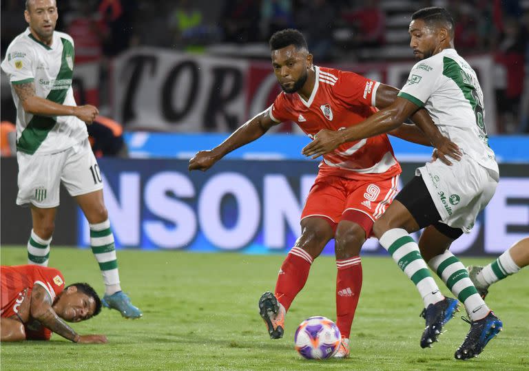 Miguel Borja ante Banfield; el 9 aporta jerarquía y poder de gol