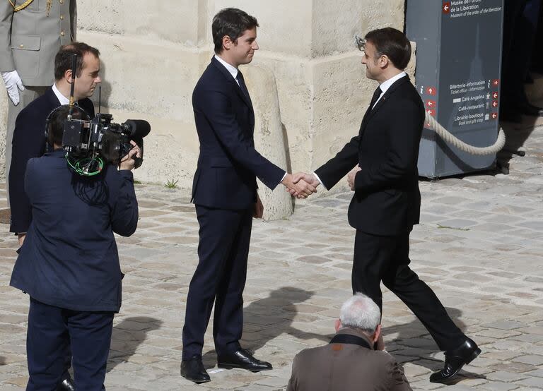 (240708) -- PARIS, 8 julio, 2024 (Xinhua) -- Imagen de archivo del 20 de marzo de 2024 del presidente francés, Emmanuel Macron (d), saludando al primer ministro francés, Gabriel Attal, en París, Francia. Macron rechazó la renuncia del primer ministro, Gabriel Attal.