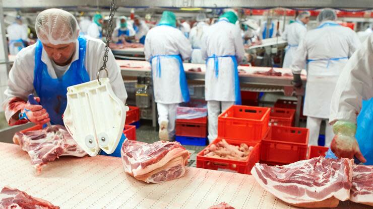 Der Corona-Ausbruch im Fleischbetrieb Tönnies könnte auf die Luftkühlung im Zerlegebetrieb zurückgehen. Foto: dpa