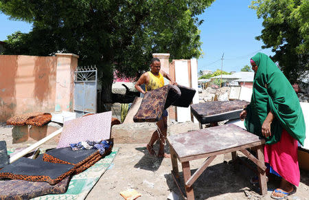 Residents evacuate their furniture after rain water flooded their home in Mogadishu, Somalia May 21, 2018. REUTERS/Feisal Omar