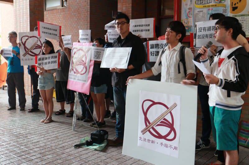 世新大學勞權小組14日聲援兼任教師，批評校方把兼任教師當「免洗筷」在使用。(世新勞權小組提供)