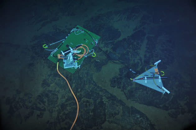 Seismic station on seafloor