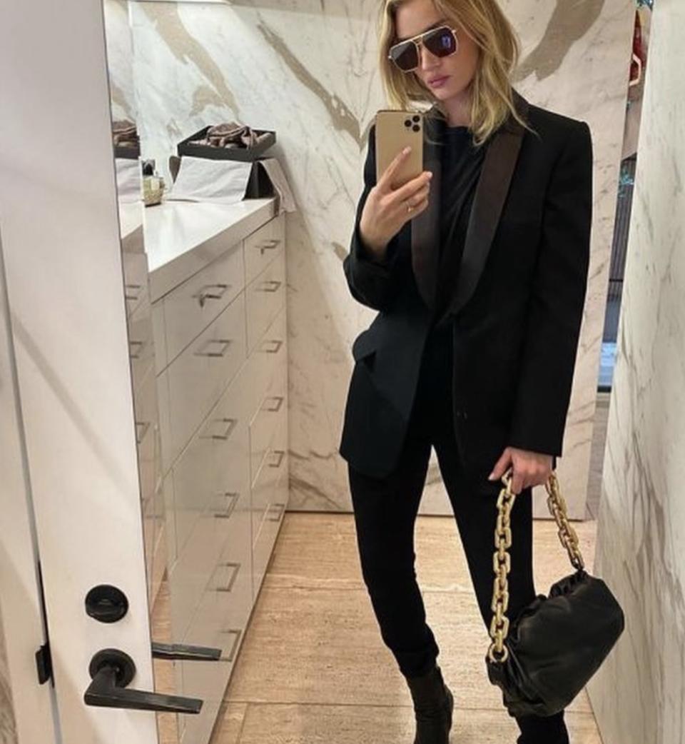 Rosie Huntington-Whiteley et son sac bottega veneta noir