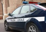 <b>Polizia locale, il gusto estetico ha poco spazio</b><br><br> Chi ha un tattoo ha una chance in meno di entrare a far parte della polizia locale?. Se da una parte la giurisprudenza sembra orientata a sfatare questo timore, dall’altra il Regolamento del Corpo, nell’ambito dell’autonomia regolamentare degli enti locali, parla chiaro. I limiti ci sono eccome. Spesso, per la polizia locale, vengono seguite le indicazioni valide per gli altri corpi di polizia con il divieto di tatuaggi eccessivamente visibili e di piercing. In quest’ultimo, la ragione è un’altra: gli orecchini, sul posto di lavoro, potrebbero impigliarsi e provocare ferite.