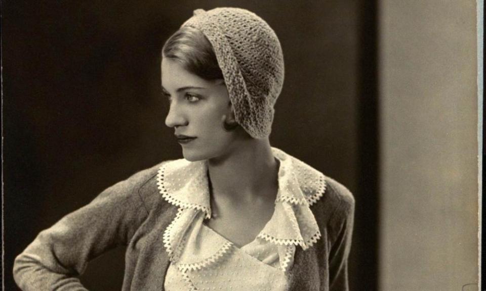 Lee Miller models a Mirande suit with gloves and crocheted hat.