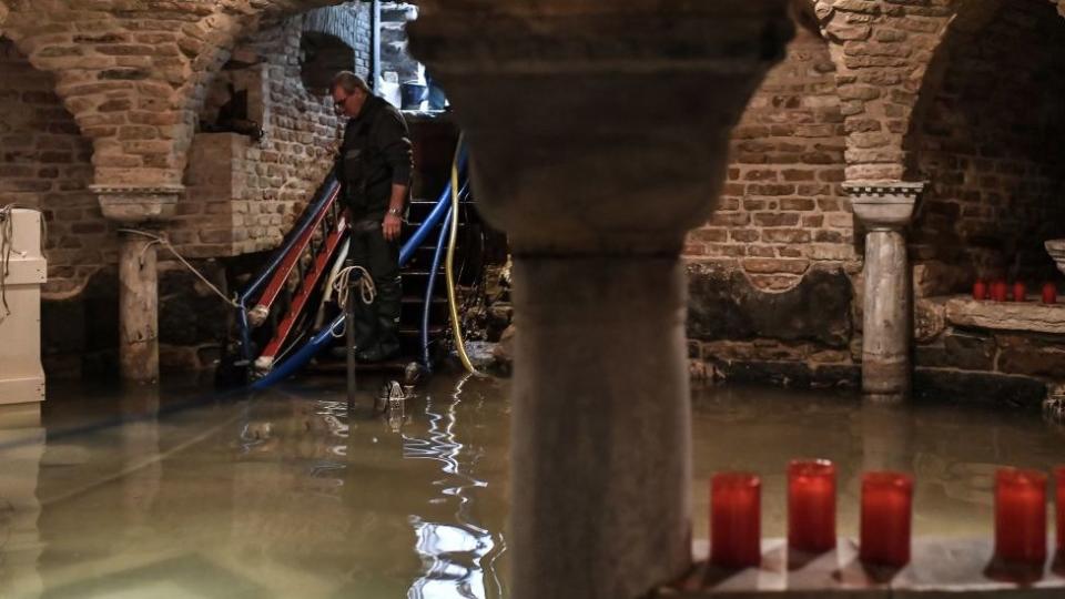 Trabajos de control de daños en el interior de la cripta de San Marcos.