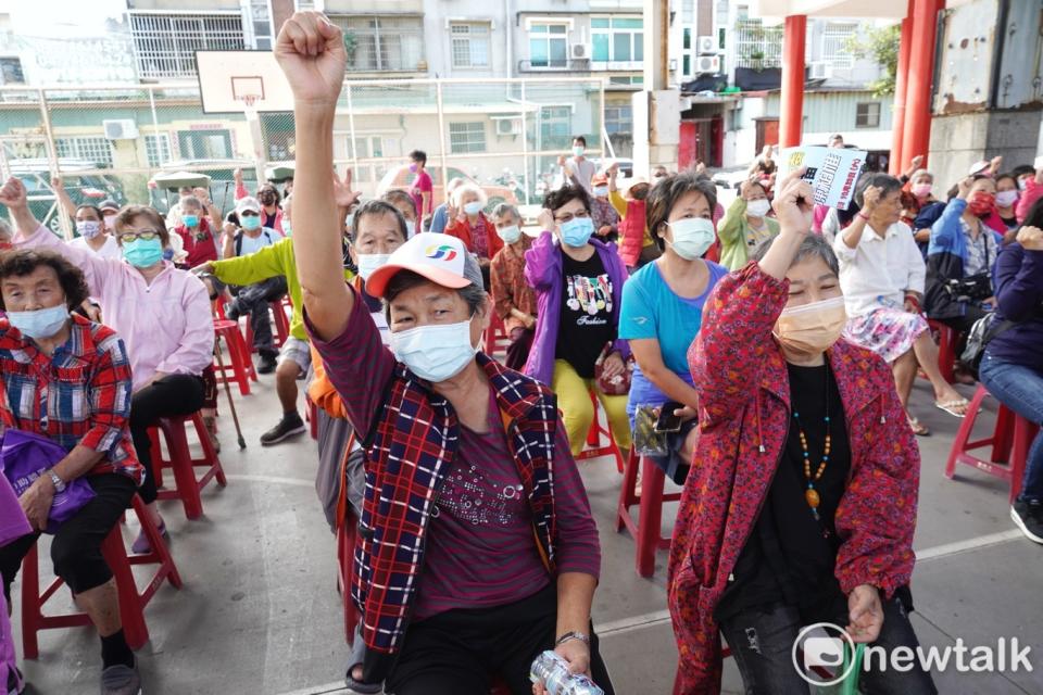 沙鹿樂群新村的住戶們參加同意罷免陳柏惟的客廳會。   圖：張良一/攝