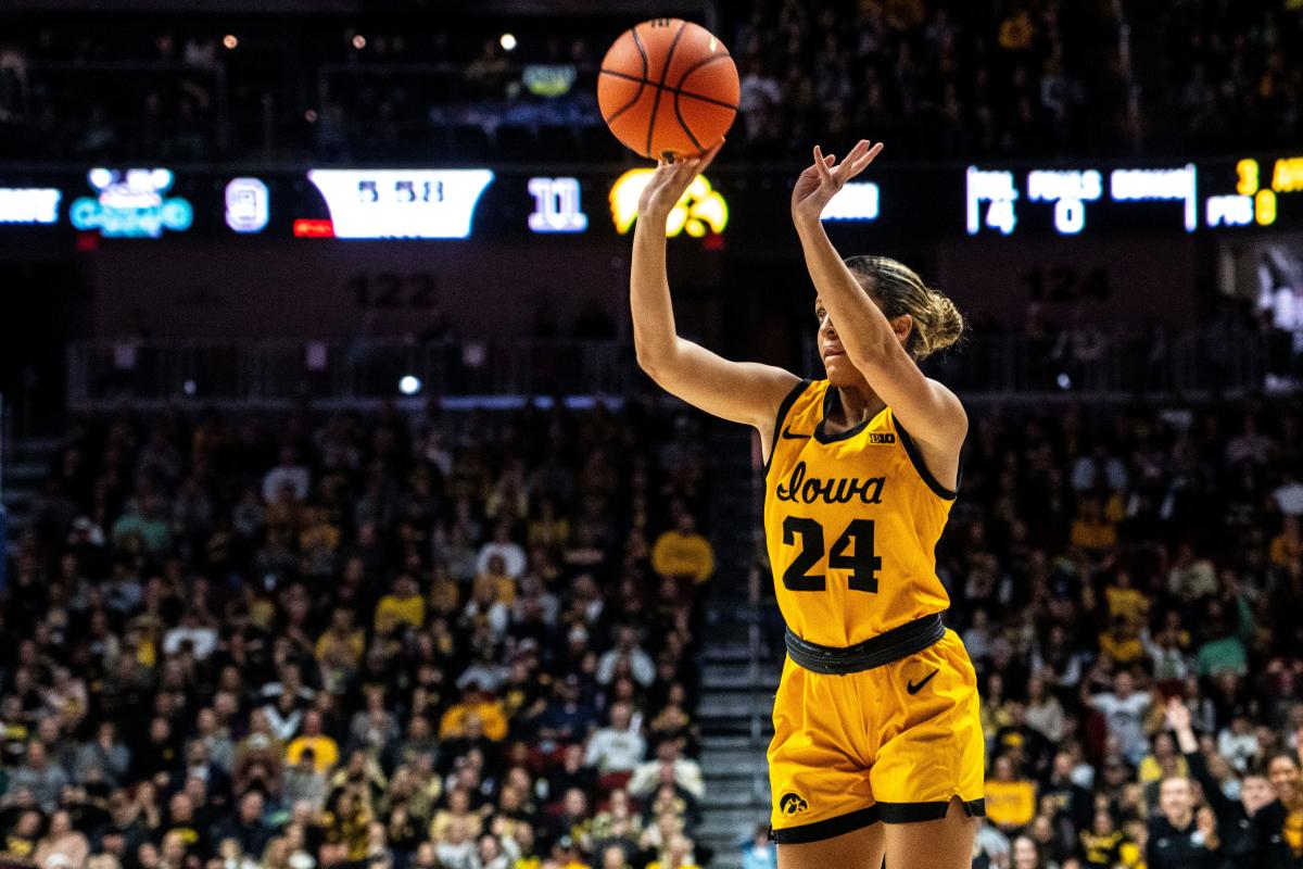 Iowa Hawkeyes move up to No. 3 in the AP Top 25 poll - Yahoo Sports