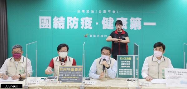 南市長黃偉哲公佈臺南確診個案足跡，並說明全國進入三級警戒後市府相關因應措施。（記者李嘉祥攝）