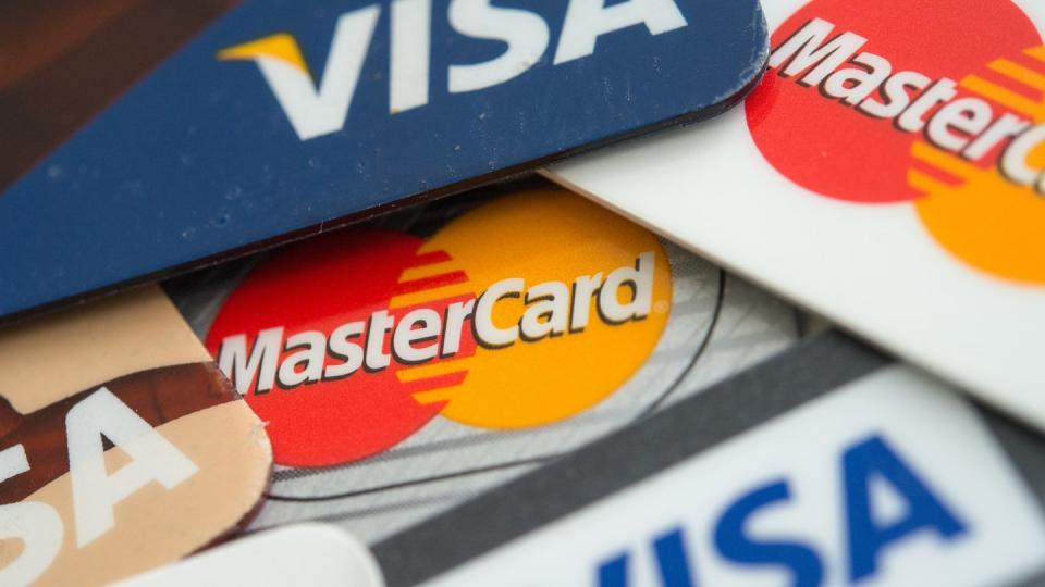 Für Kreditkarten inklusive Reiseversicherung zahlen Verbraucher oft hohe Gebühren. Auch die Versicherungsleistungen sind bei vielen Anbietern eher begrenzt. Foto: Andrea Warnecke/dpa-tmn