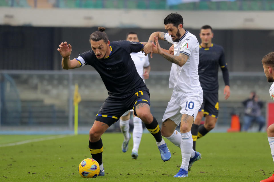 Milan Djuric del Hellas Verona y Luis Alberto de la Lazio pelean por el balón en el encuentro de la Serie A en el Estadio Marcantonio Bentegodi el sábado 9 de diciembre del 2023. (Paola Garbuio/LaPresse via AP)