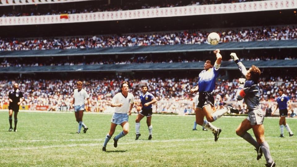 Maradona mete la mano para anotar el primer gol contra Inglaterra, en 1986