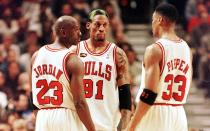 ... und dann wechselte Rodman überraschend zu den aufstrebenden Chicago Bulls. Gemeinsam mit den Vorzeige-Profis Michael Jordan (links) und Scottie Pippen (rechts) prägte Rodman eine neue Ära. Er gewann mit den Bulls drei weitere Meisterschaften und war über Jahre der beste Rebounder der NBA und lieferte gleichzeitig immer viel Stoff für die Boulevard-Medien. (Bild: Jeff Haynes/AFP/Getty Images)