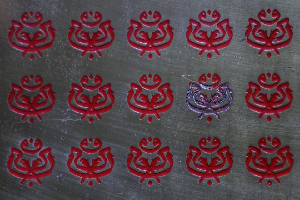 The Umno logo is pictured on a steel wall at PWTC in Kuala Lumpur October 3, 2019. — Picture by Ahmad Zamzahuri