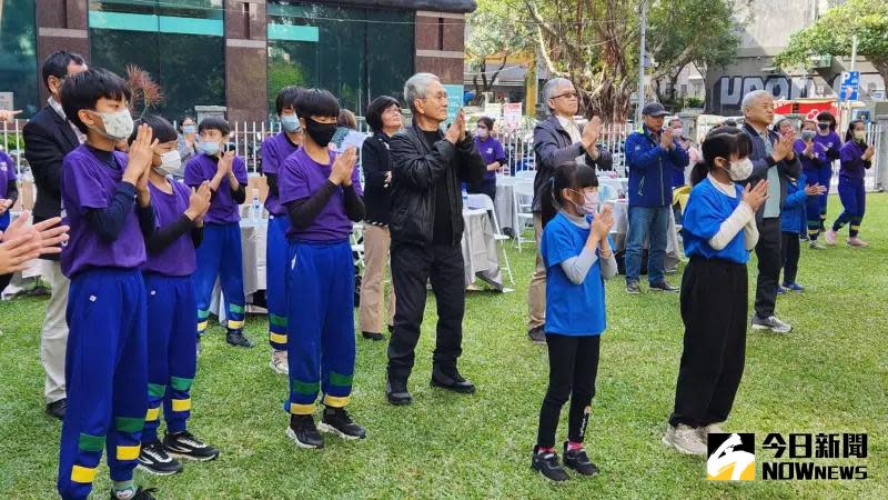 ▲雲門舞集創辦人林懷民（中）今天與國小學童一起進行律動課程。（圖／記者李琦瑋攝，2023.12.13）