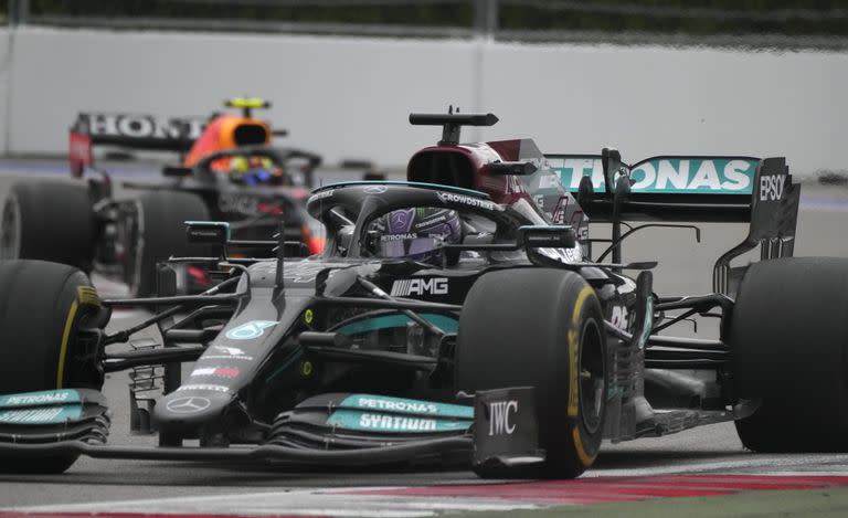 El piloto de Mercedes Lewis Hamilton de Gran Bretaña conduce su automóvil durante el Gran Premio de Fórmula Uno de Rusia en el circuito de Sochi