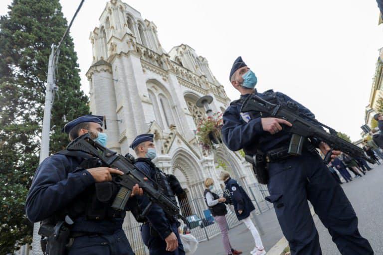 Des policiers sécurisent la basilique Notre-Dame à Nice après l'attentat, le 29 octobre 2020 - ERIC GAILLARD © 2019 AFP