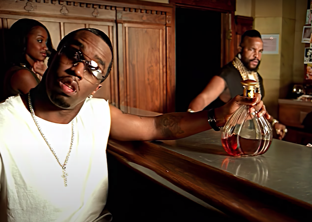 Le rappeur Puff Daddy dans le clip du titre de Busta Rhymes « Pass the Courvoisier II » en 2002. <a href="https://www.youtube.com/watch?v=p56tbkJCa2I&ab_channel=REMASTEREDHIPHOP%E2%99%AA" rel="nofollow noopener" target="_blank" data-ylk="slk:Youtube/ Capture d'écran;elm:context_link;itc:0;sec:content-canvas" class="link ">Youtube/ Capture d'écran</a>